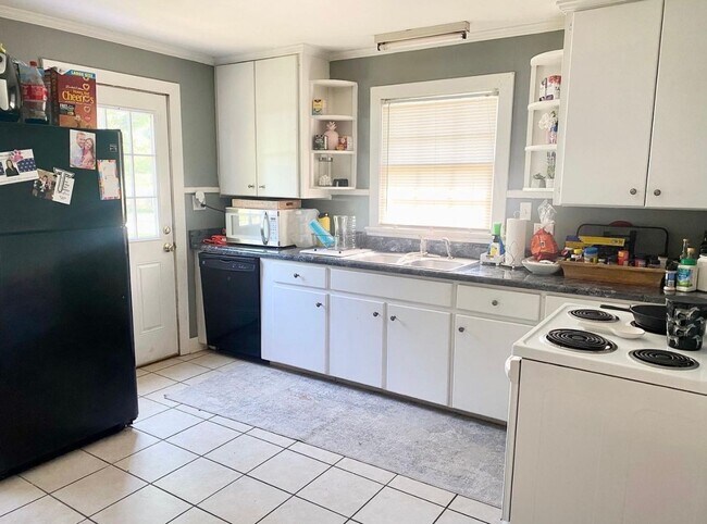 Building Photo - 3 Bedroom 2 bath home on Park Street