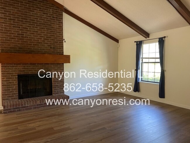 Building Photo - 2494 Shenandoah Dr