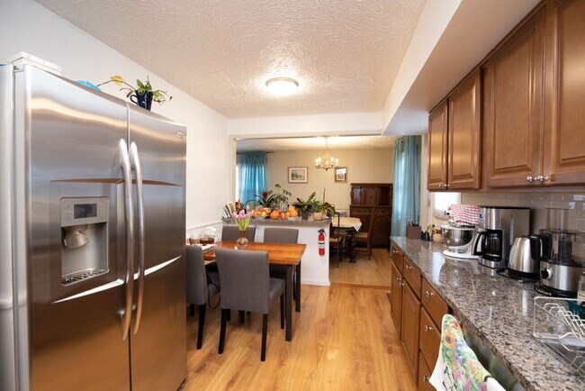 Foto del edificio - 1326 Meadow Ln