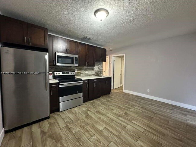 Foto del edificio - 647 NW 3rd Ave