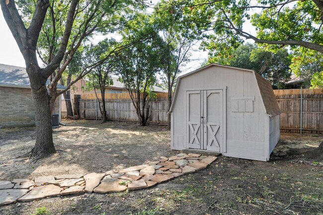 Foto del edificio - 6816 Westglen Dr
