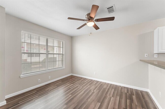 Building Photo - 512 Hollyhock st