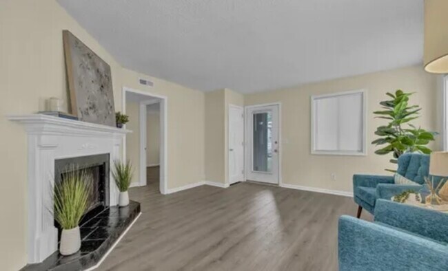Living Area - Front Door - 4141 Spirea Dr
