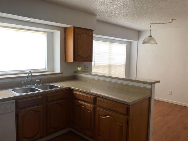 Foto del edificio - 2021 Meadow Park Dr