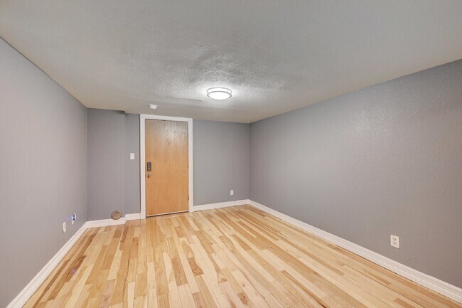 Building Photo - $1,050 - 1 bed, 1 bath charming Condo in the Heart of Denver!