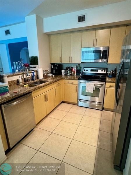 Foto del edificio - 2401 NE 65th St