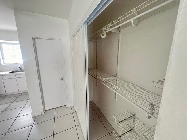 Building Photo - Excellent location in the heart of south beach!