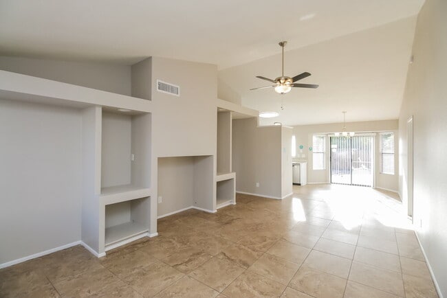 Building Photo - 657 W Shawnee Dr