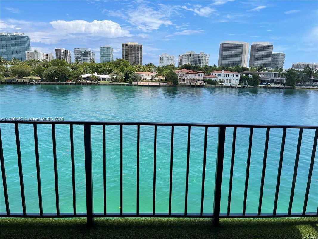 Foto principal - 10101 E Bay Harbor Dr