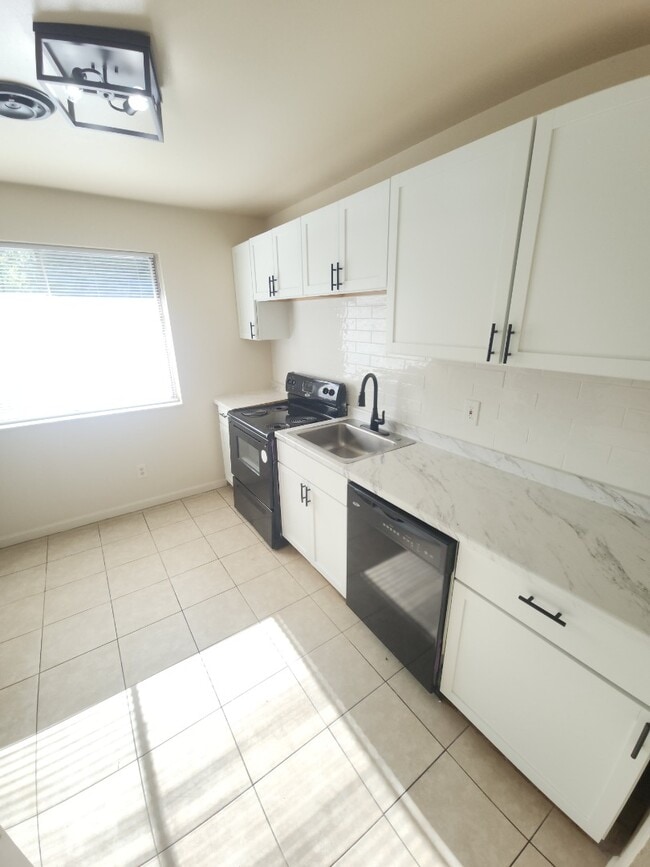 Building Photo - 9921 Sloane Square