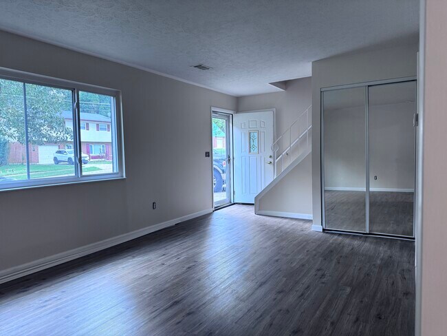 Foto del edificio - 5589 Goldenrod Dr