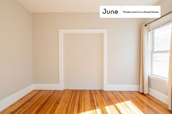 Foto del edificio - Private bedroom in 5 bed/1 bath Home