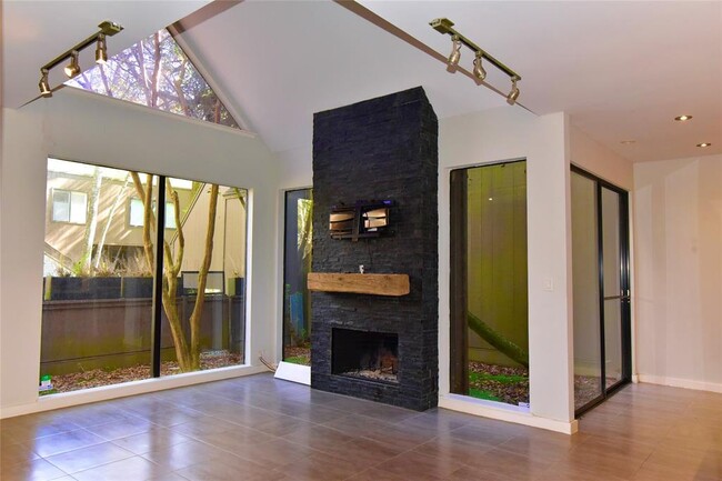 Building Photo - 229 Litchfield Ln