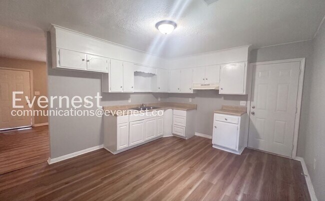 Foto del edificio - 3 Bed/1 Bath Home with Off-Street Parking / Vouchers Accepted / Available Now!