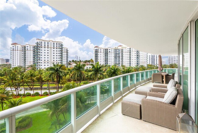 Foto del edificio - 19955 NE 38th Ct