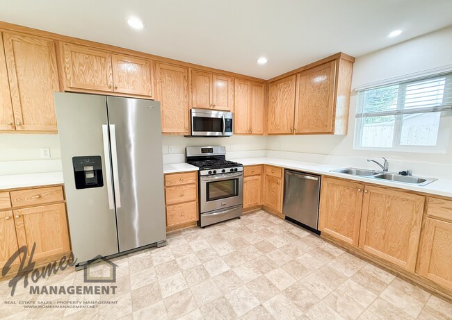 Foto del edificio - Homes Management - 3 Bed, 2 Bath House in Escondido