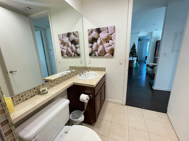 Su baño privado - 637 S Fairfax Ave