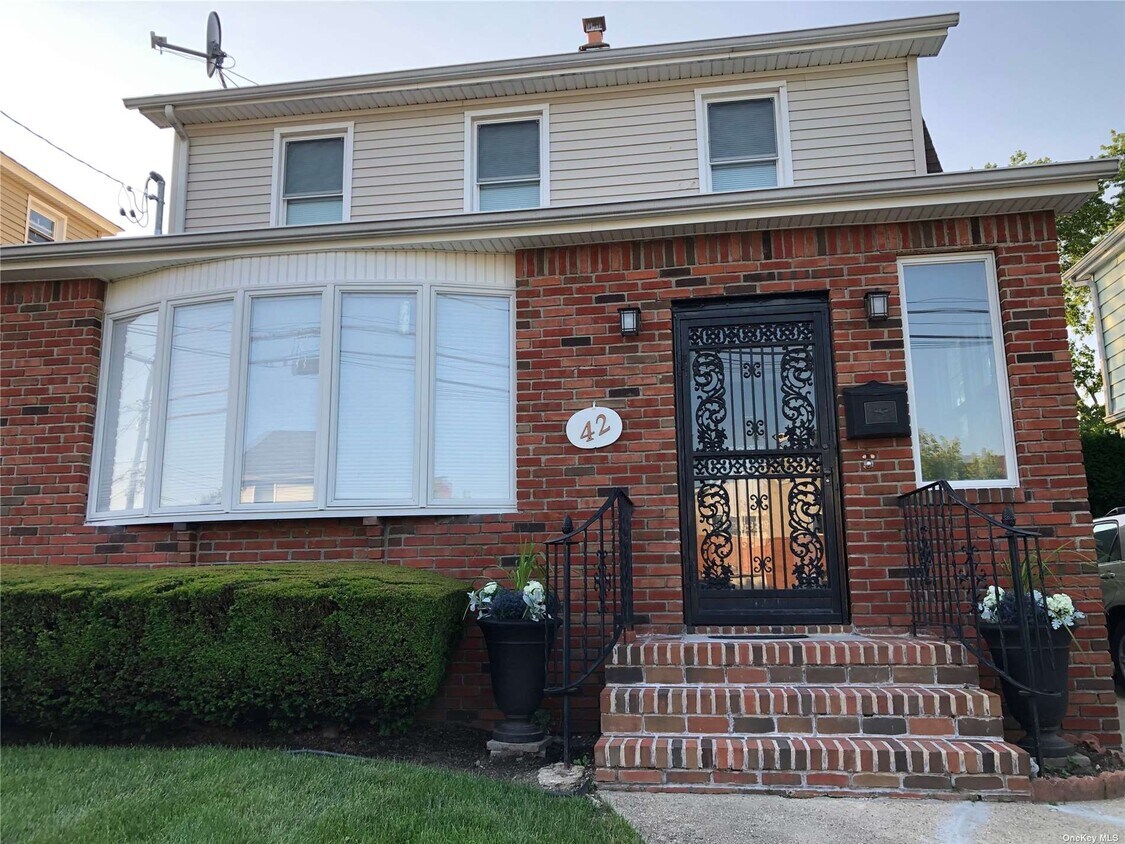 42 Lenox Ave, Hicksville, NY 11801 Room for Rent in Hicksville, NY