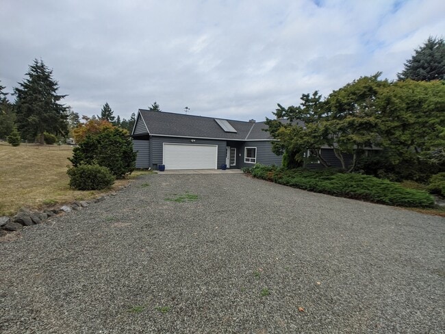 Foto del edificio - 3 bed 3 bath on 4.8 acres w/ beautiful wat...