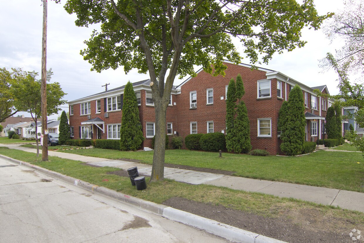 4926 W Oklahoma Ave, Milwaukee, WI 53219 Apartments in Milwaukee, WI