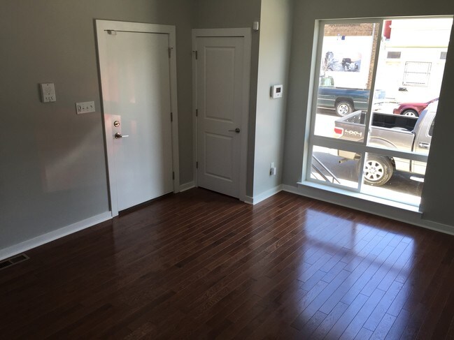 Sala de estar / Armario - 1806 Frankford Ave