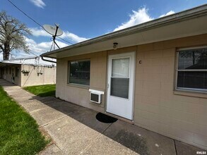 Building Photo - 135 Shadoway Dr