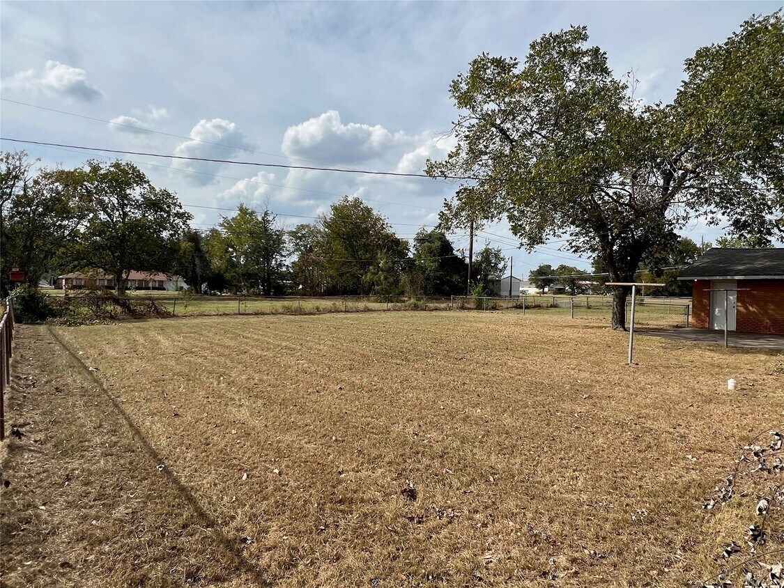 Building Photo - 945 3rd St