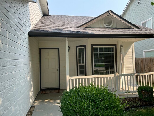Building Photo - 4 Bed Meridian Home w/ 3 Car Garage & over...