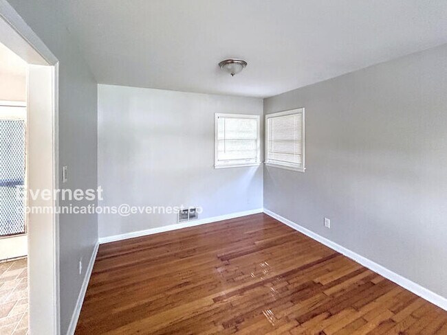 Building Photo - Charming 3-Bedroom Home with Modern Amenit...
