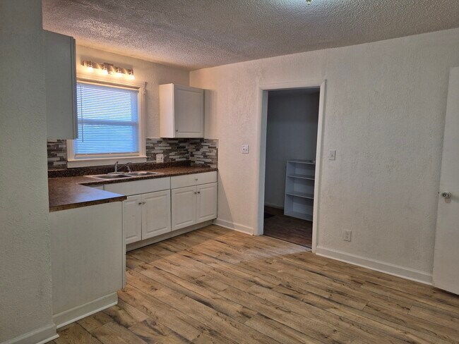 Foto del edificio - 1856 E 78th St