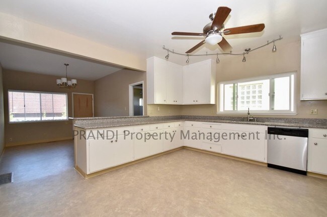 Building Photo - Spacious 3Br Unit with Nice Views of Mt. Tam