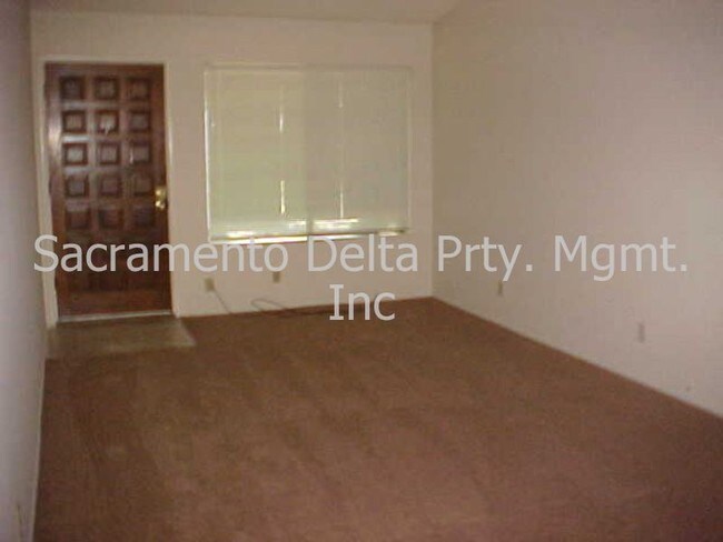 Building Photo - Cute 2 Bedroom Duplex