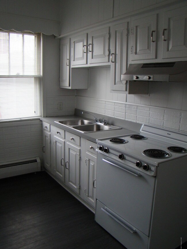 Building Photo - 25 Welles St