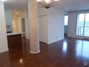 Building Photo - 5025 Rue Paré
