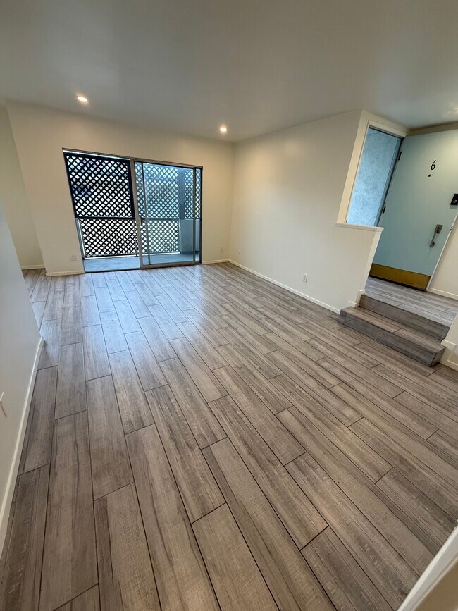 Building Photo - 3820 Mentone Ave