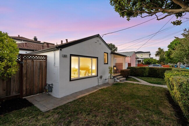 Building Photo - 1032 Toyon Dr