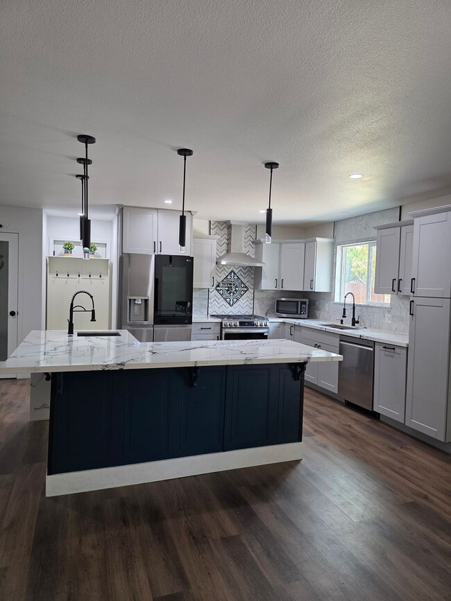 Building Photo - Great Family home in family neighborhood