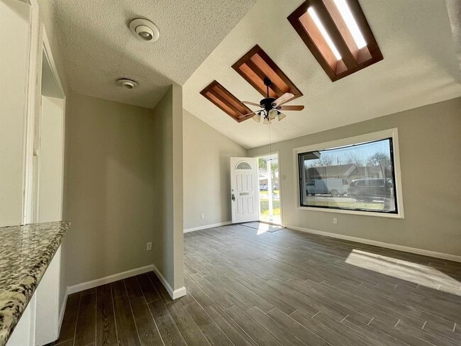 Building Photo - 1009 Longley St