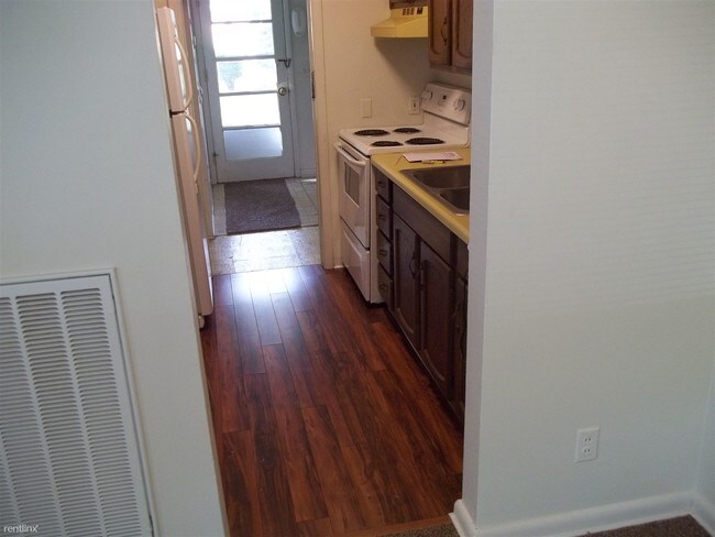 Building Photo - 3435 Pine Grove Ave