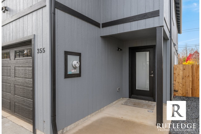 Building Photo - New 3 Bed/2.5 Bath Townhome in Medford