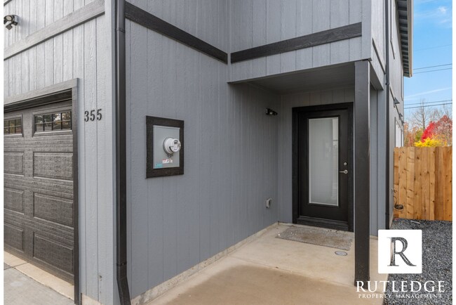 Foto del edificio - New 3 Bed/2.5 Bath Townhome in Medford