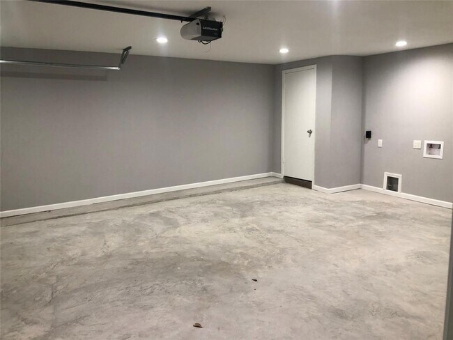 Building Photo - 1618 Longacre Dr