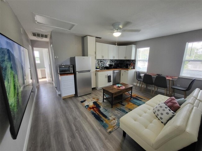 Foto del edificio - 5624 Lime Way