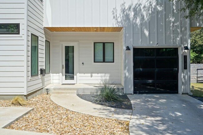 Foto del edificio - Best free standing 2 bed 2 bath House in great location