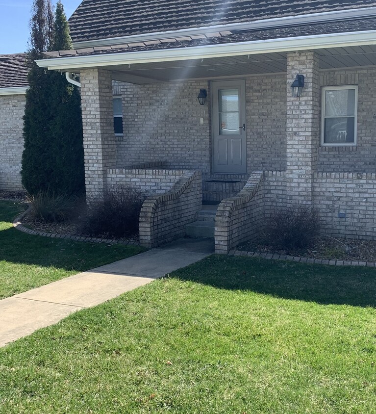 Front door entrance - 1111 N Daisy Ln