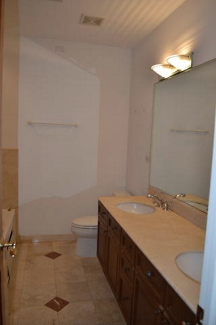Building Photo - 3838 N Clark St