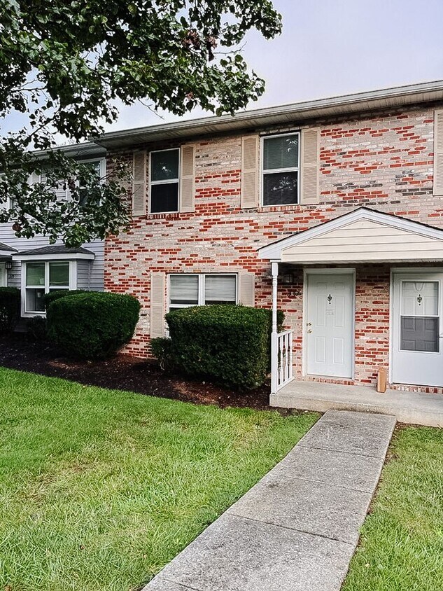 Foto principal - 4 Bedroom, 2 Bath Townhouse