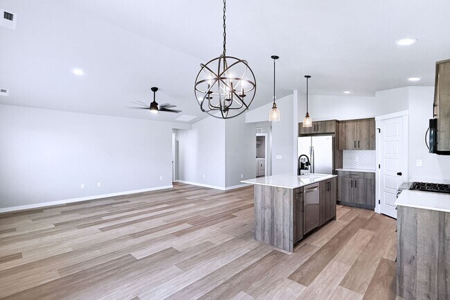 Building Photo - 10546 W Teratai St