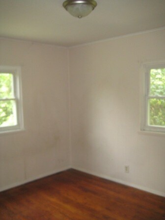 Building Photo - Convenient location