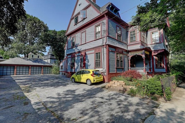 Building Photo - Renovated Victorian Mansion